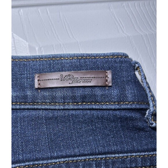 LEE Women’s Relaxed Fit Straight Leg Mid-Rise Jeans Medium Wash Size 8 - Picture 6 of 6